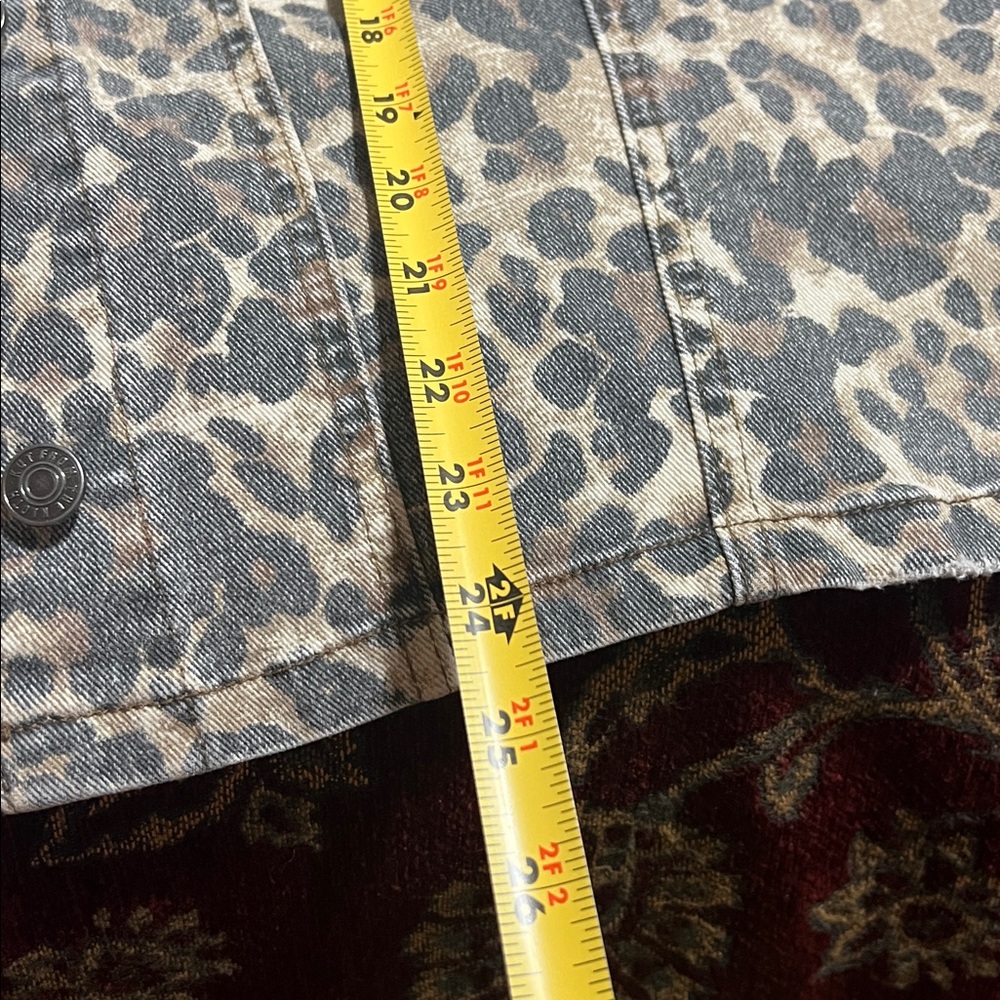 Kut from the Kloth Leopard Print Jean Jacket - Black and Tan. XL - Picture 7 of 9